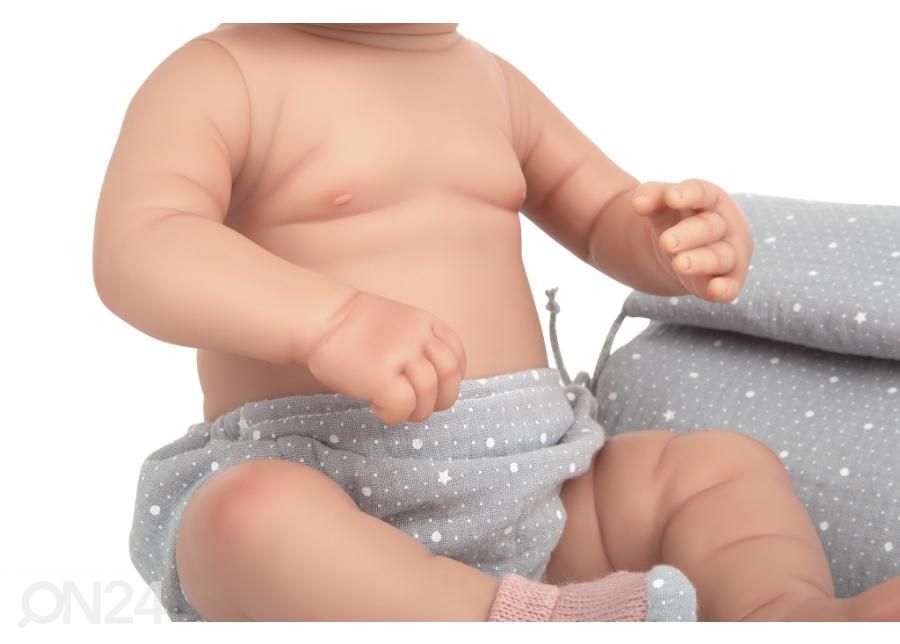 Vauvanukke Salma Arias harmaalla hoitoalustalla, 42 cm kuvasuurennos