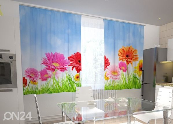 Pimennysverho BRIGHT GERBERAS IN THE KITCHEN 200x210 cm