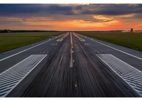 Itsekiinnityvä kuvatapetti Airport Runway