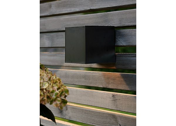 LED ulkovalaisin aurinkokennolla Cube