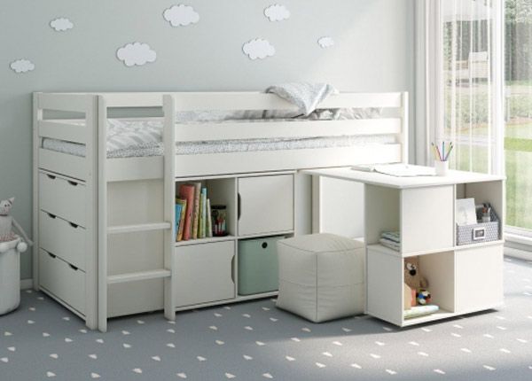 Puolikorkea parvisänky Robin 90x200 cm pöydällä, lipastolla ja hyllyllä